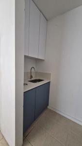 a kitchen with white cabinets and a sink at Loft 201 H54 Waiwa host in Bucaramanga