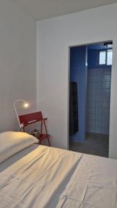 a bedroom with a bed and a bathroom with a shower at Loft 201 H54 Waiwa host in Bucaramanga