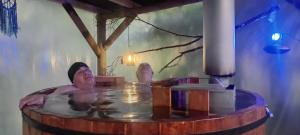 ein Mann in einem Whirlpool in einem Fass in der Unterkunft Pucón Magic forest in Pucón