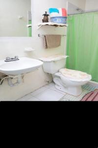 een badkamer met toilet en wastafel bij Comfortable and quiet with a pool in Barrio Nuevo +8 foto's