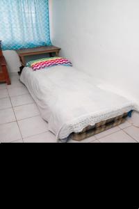 een bed in een hoek van een kamer bij Comfortable and quiet with a pool in Barrio Nuevo