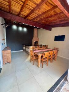 a large dining room with a table and chairs at Casa Completa Para Dias Perfeitos in Olímpia