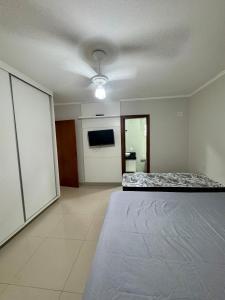 a bedroom with a bed in the middle of a room at Casa Completa Para Dias Perfeitos in Olímpia +20 photos