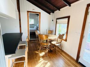 een eetkamer met een tafel en stoelen bij Secluded Lake Cottage with Hot Tub in Corralitos