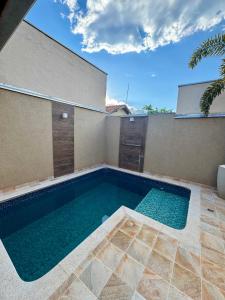 a swimming pool in the backyard of a house at Casa Completa Para Dias Perfeitos in Olímpia