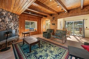 Khu vực ghế ngồi tại The Hidden Pines Mountain Home by Navigate Stays