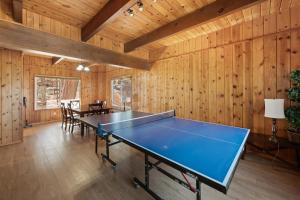Tiện nghi bóng bàn gần/tại The Hidden Pines Mountain Home by Navigate Stays