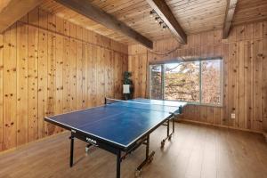 Tiện nghi bóng bàn gần/tại The Hidden Pines Mountain Home by Navigate Stays