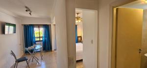 un corridoio con una stanza con un letto e un tavolo di Hotel Soleares a Mar del Plata
