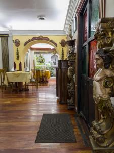 een hal met een boog en een eetkamer met een tafel bij Hotel Camino Real Popayán Colombia in Popayan