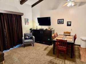 Et tv og/eller underholdning på Treetop Condo in Yosemite-Sleeps 6-Balcony