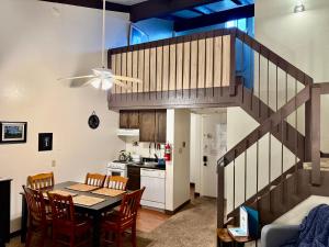 Køkken eller tekøkken på Treetop Condo in Yosemite-Sleeps 6-Balcony