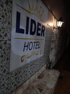 een bord voor een hotel op een stenen muur bij Hotel lider in Santa Cruz de la Sierra