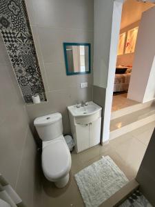 ein Badezimmer mit Toilette und Waschbecken in der Unterkunft SAN FRANCISCO in Comodoro Rivadavia + 39 Fotos