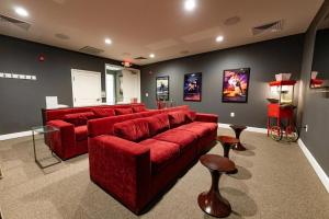un soggiorno con divani rossi in una stanza di Landing Chic 2BD Gym Pool a Frederick