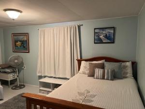 a bedroom with a bed and a window at Sunset Cottage in Havana