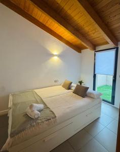 En eller flere senge i et værelse på El Sueño De Albarracín II Duplex