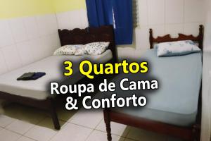 een slaapkamer met een bed met kussens en een ryucca de cam bij Casa Ybirá de Alter do Chão in Alter do Chao