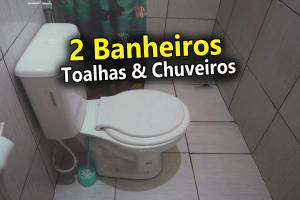 een badkamer met een toilet met de woorden bananen en kerken bij Casa Ybirá de Alter do Chão in Alter do Chao