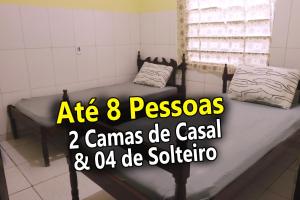 een kamer met een bed en een raam bij Casa Ybirá de Alter do Chão in Alter do Chao +8 foto's