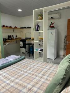 een slaapkamer met een bed, een bureau en een koelkast bij Studio Compac. | Shoppings | Centro | Arena | Aero in Manaus