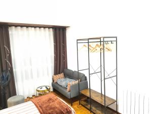 a living room with a couch and a bed at H & L Fogar do Camiño in Padrón