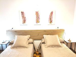 En eller flere senge i et værelse på H & L Fogar do Camiño