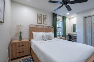 een slaapkamer met een bed en een plafondventilator bij Peaceful Rydal Retreat With Modern Comforts in Rydal