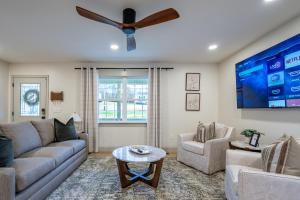 een woonkamer met een bank en een plafondventilator bij Peaceful Rydal Retreat With Modern Comforts in Rydal