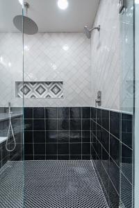 een zwart-witte badkamer met een glazen douche bij Peaceful Rydal Retreat With Modern Comforts in Rydal +28 foto's