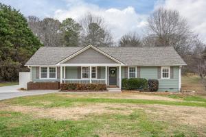 een klein groen huis met een tuin bij Peaceful Rydal Retreat With Modern Comforts in Rydal