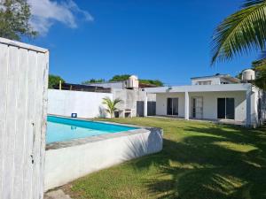 una casa con piscina nel cortile di Casa de Playa Elsa a La Vigueta Altre 21 foto