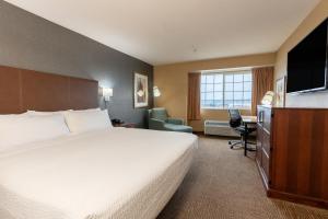 een hotelkamer met een bed en een televisie bij Silver Cloud Hotel - Portland in Portland