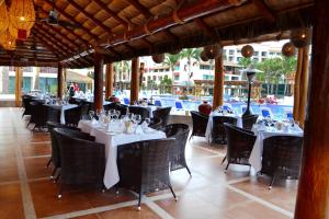 Restaurace v ubytování Grand Decameron Los Cabos, A Trademark All-Inclusive Resort