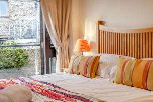 En eller flere senge i et værelse på 3 Bed in Wadebridge oc-p00421