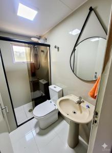 Et badeværelse på Apto espaçoso uma quadra do mar com garagem