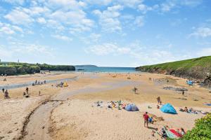 a group of people on a beach near the water at 3 Bed in Padstow oc-p00793 in Padstow