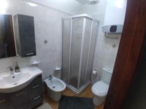 een badkamer met een douche, een toilet en een wastafel bij Armony House in Trecastagni +38 foto's