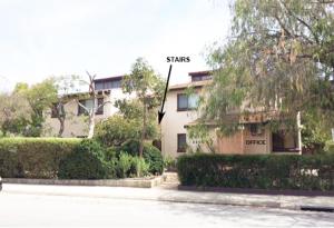 een gebouw met de namen van twee straten en een huis bij Kenata-Fairway Apartment Hotel in Perth