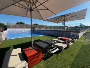 Bazén v ubytování Camping Resort Els Pins nebo v jeho okolí + 50 fotografií