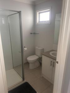 Koupelna v ubytování Modern Furnished Home in Altona Meadows, 20min CBD, 5min Beach + 4 fotografie