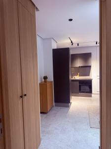 een open deur naar een keuken in een appartement bij Studio luxe Centre ville in Casablanca