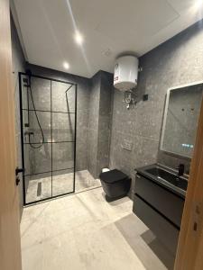 een badkamer met een douche, toilet en wastafel bij Studio luxe Centre ville in Casablanca