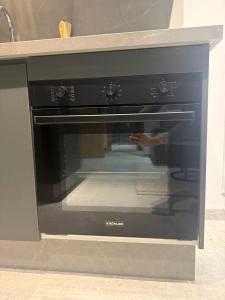 een magnetron met open deur in een keuken bij Studio luxe Centre ville in Casablanca +20 foto's