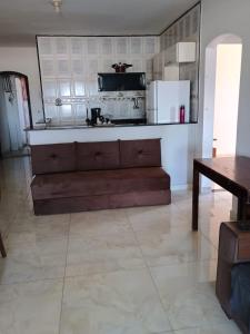 a living room with a kitchen and a table at Regina in Cabo Frio