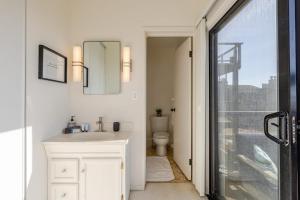 Et badeværelse på Beachfront Retreat with Ocean Views + 40 billeder