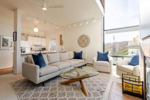 Køkken eller tekøkken på Beachfront Retreat with Ocean Views