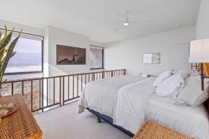 En eller flere senge i et værelse på Beachfront Retreat with Ocean Views