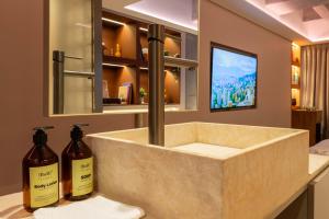 麦德林BoH Manila的浴室水槽和2瓶台面