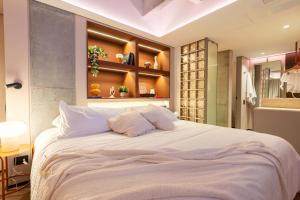 麦德林BoH Manila的房间里有一张白色大床的卧室